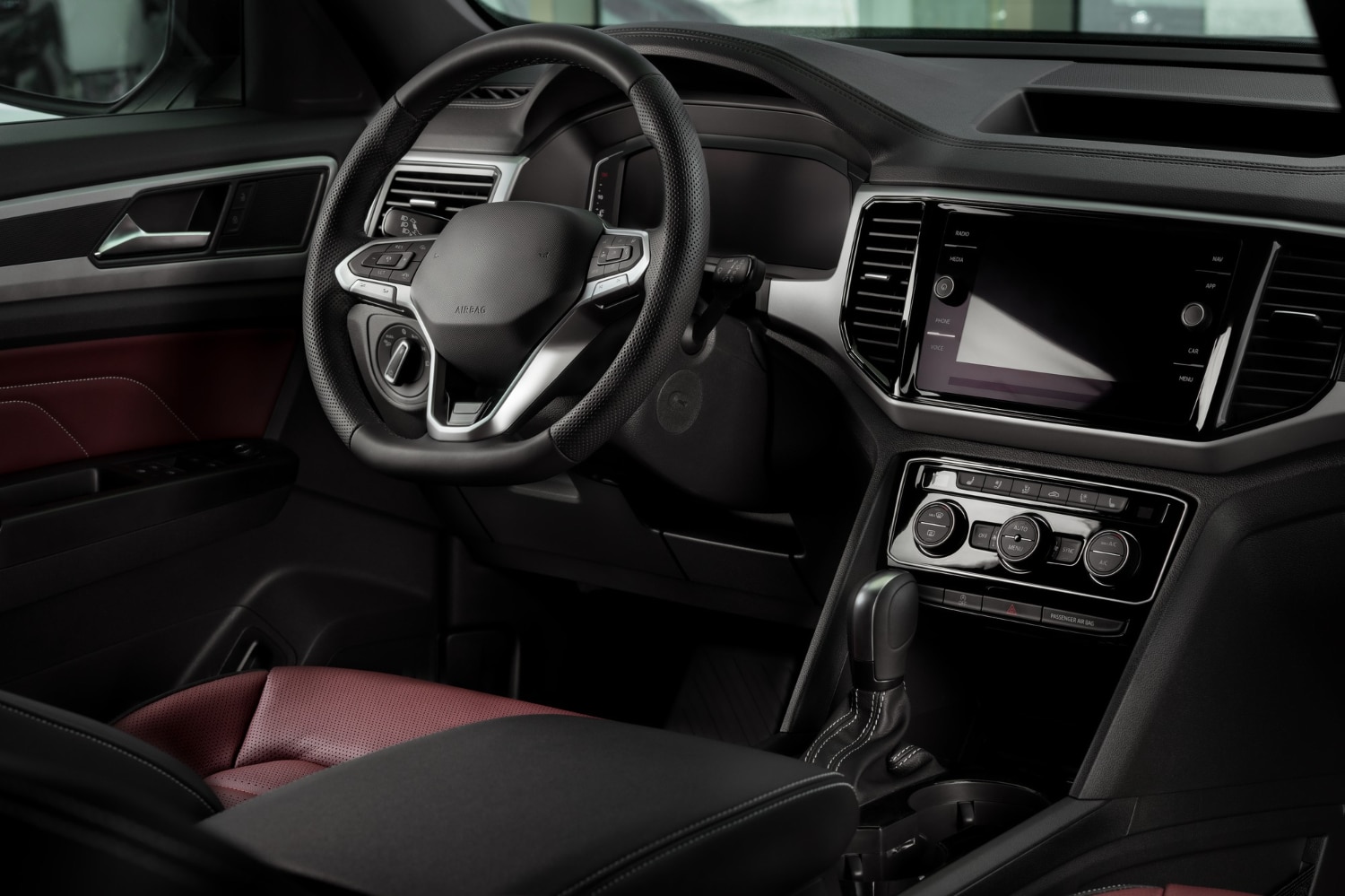 Intérieur élégant d'une voiture avec volant et tableau de bord modernes.